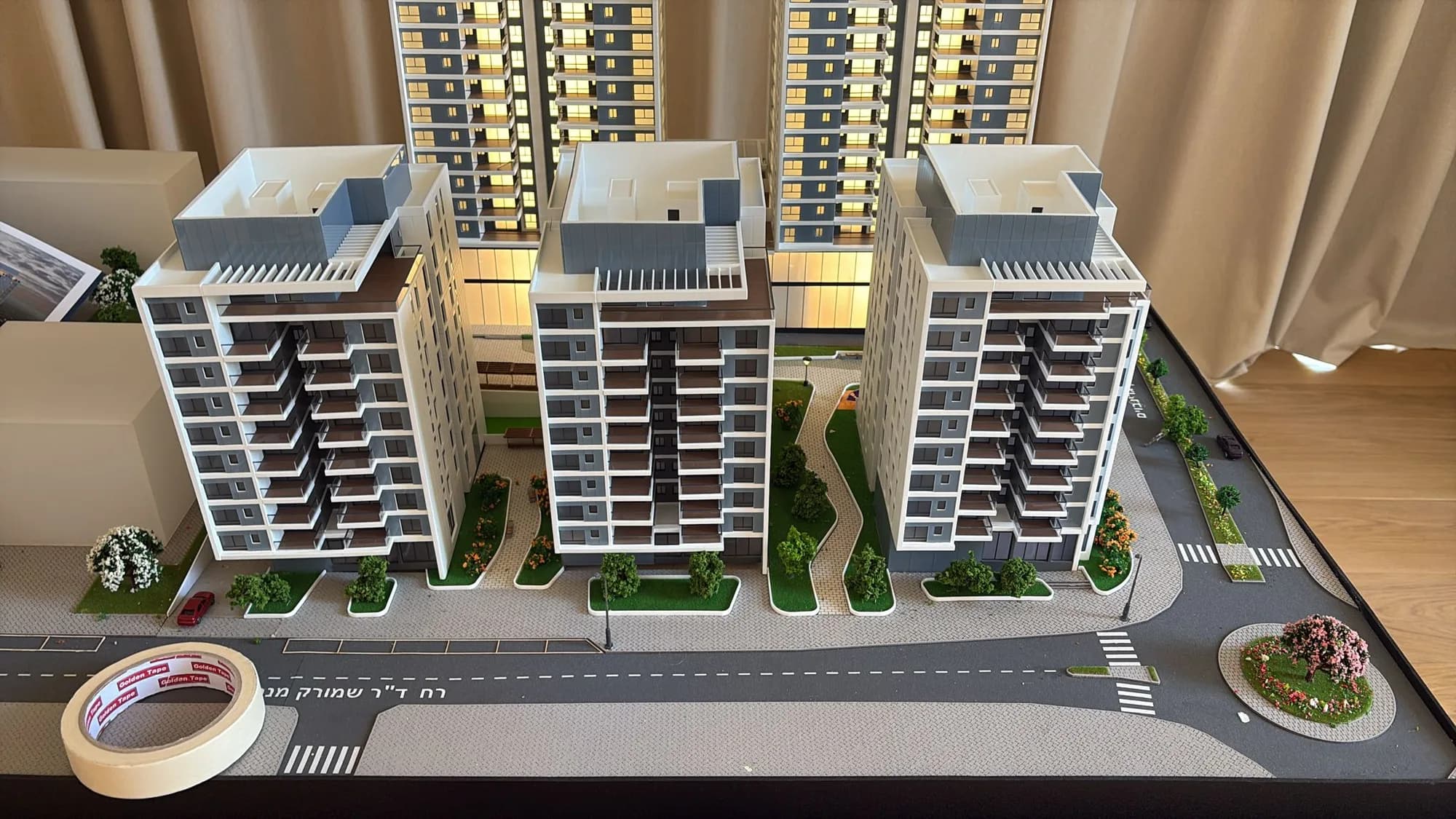 מודל אדריכלי בקנה מידה 1:150 של פרויקט אאורה, נתניה — הדפסת תלת מימד וחיתוך לייזר