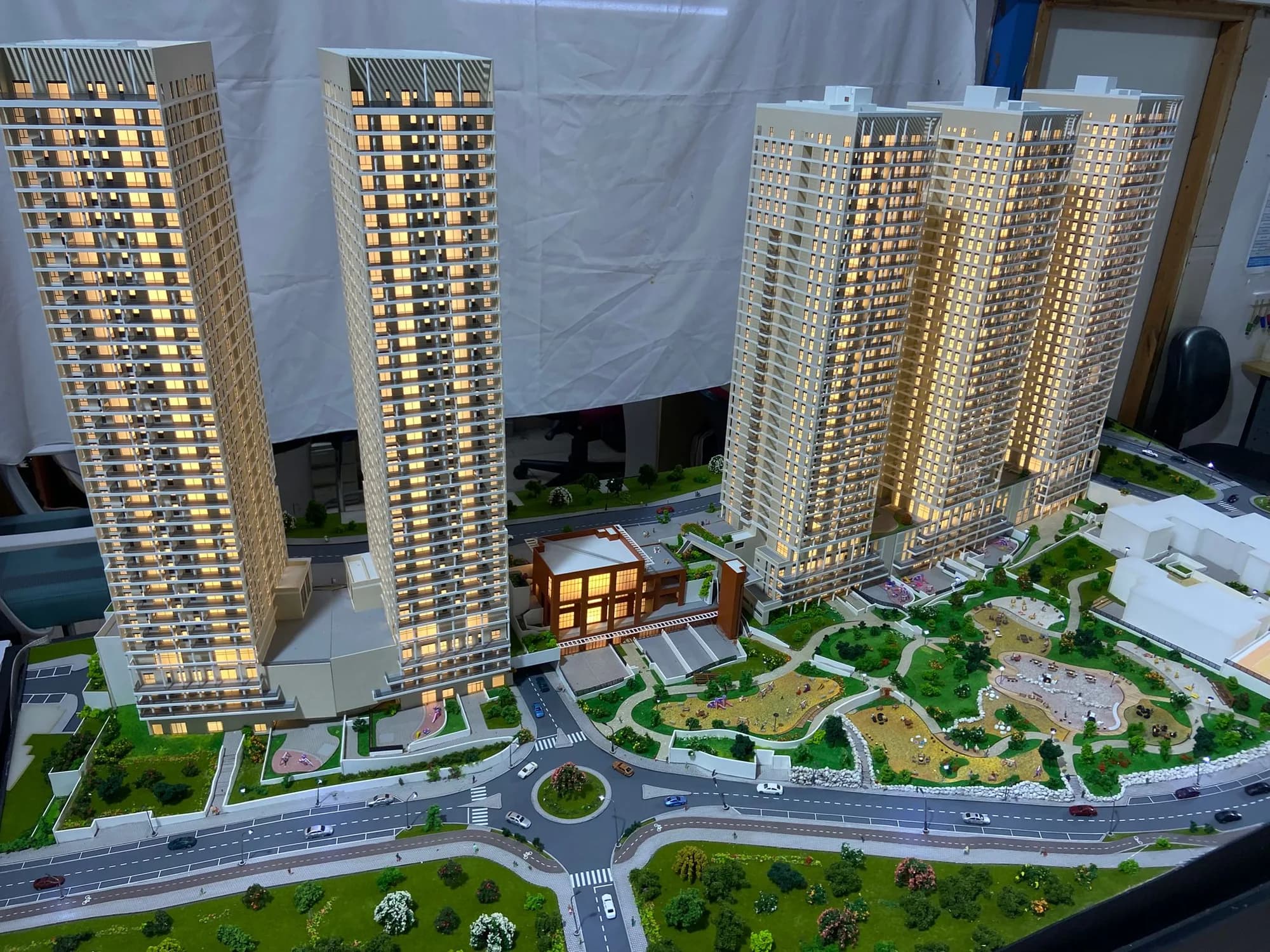 מודל אדריכלי בקנה מידה 1:150 של פרויקט אביסרור, קוסטה ריקה ירושלים — הדפסת תלת מימד וחיתוך לייזר