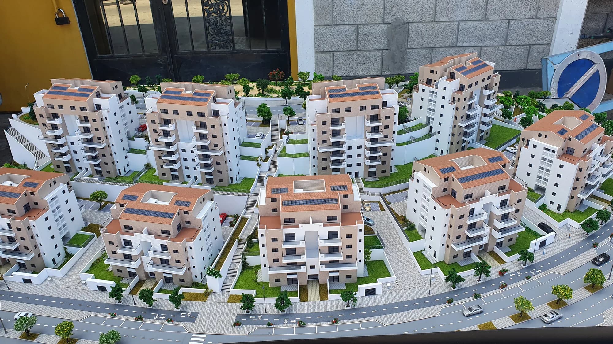מודל אדריכלי בקנה מידה 1:100 של פרויקט המגורים אבני דרך, בית שמש — הדפסת תלת מימד, חיפוי אבן וגגות רעפים