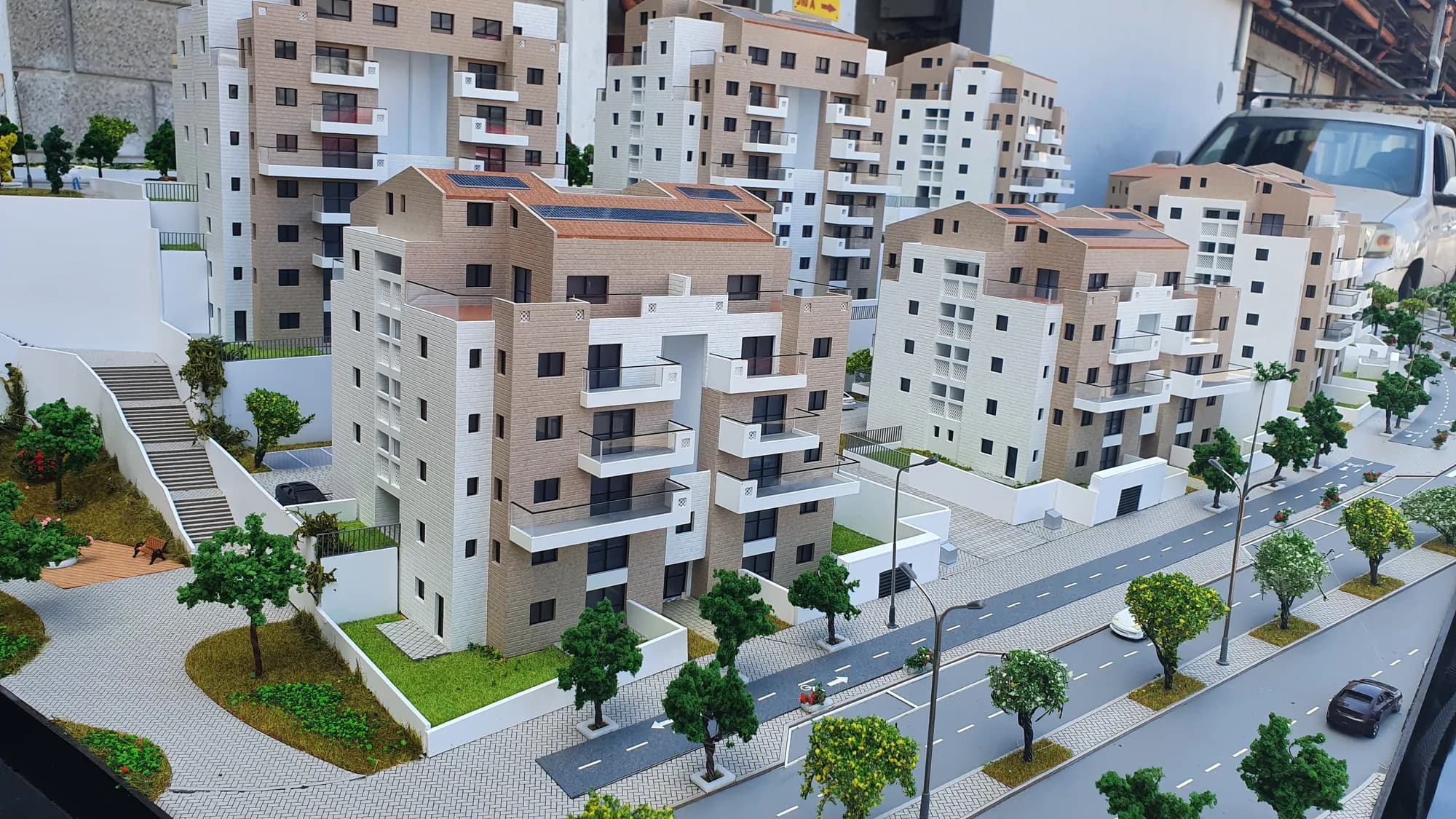 מודל אדריכלי בקנה מידה 1:100 של פרויקט המגורים אבני דרך, בית שמש — הדפסת תלת מימד, חיפוי אבן וגגות רעפים