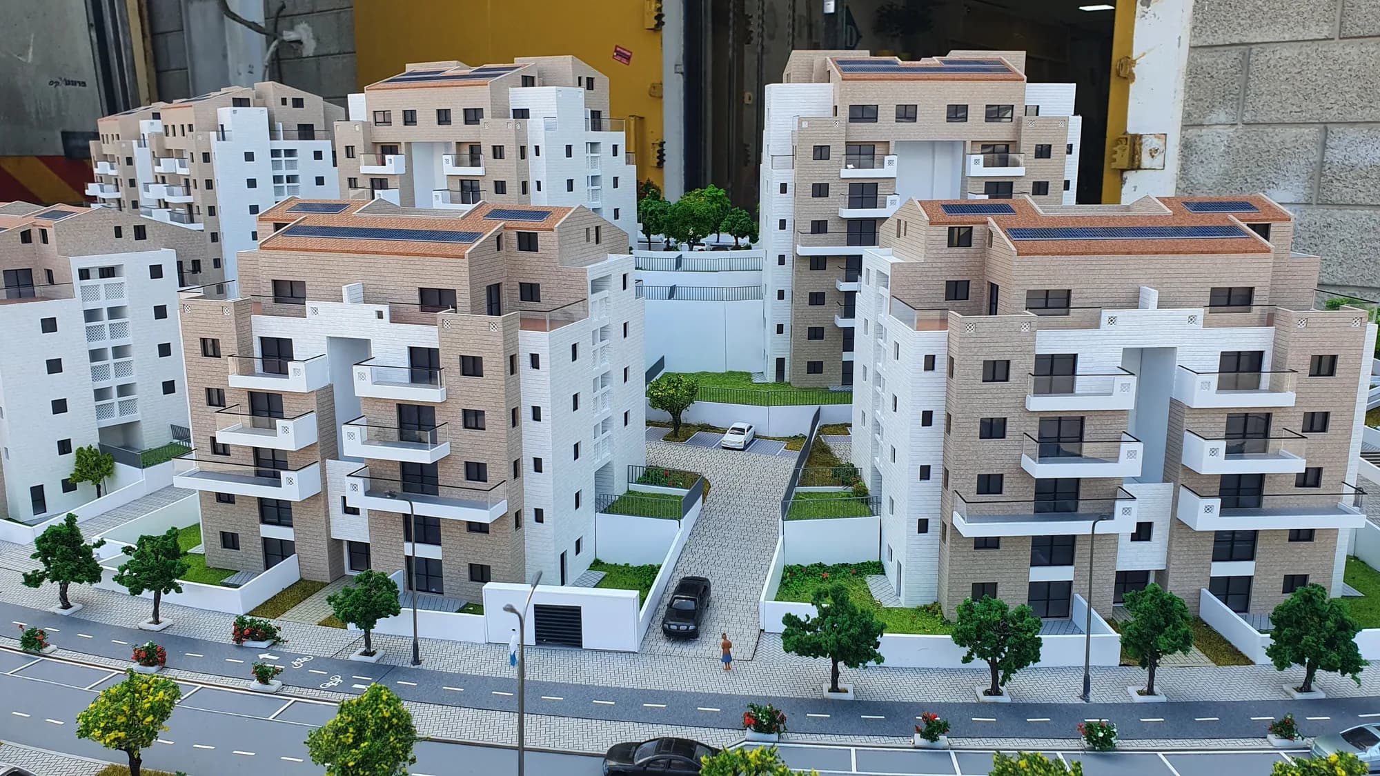 מודל אדריכלי בקנה מידה 1:100 של פרויקט המגורים אבני דרך, בית שמש — הדפסת תלת מימד, חיפוי אבן וגגות רעפים