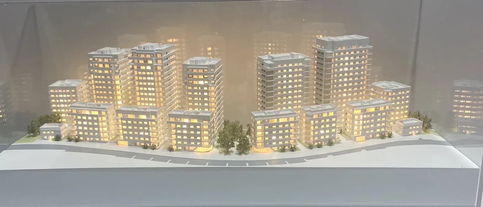 מודל אדריכלי עירוני בקנה מידה 1:1000 של פרויקט בית הכרם — הדפסת תלת מימד וחיתוך לייזר
