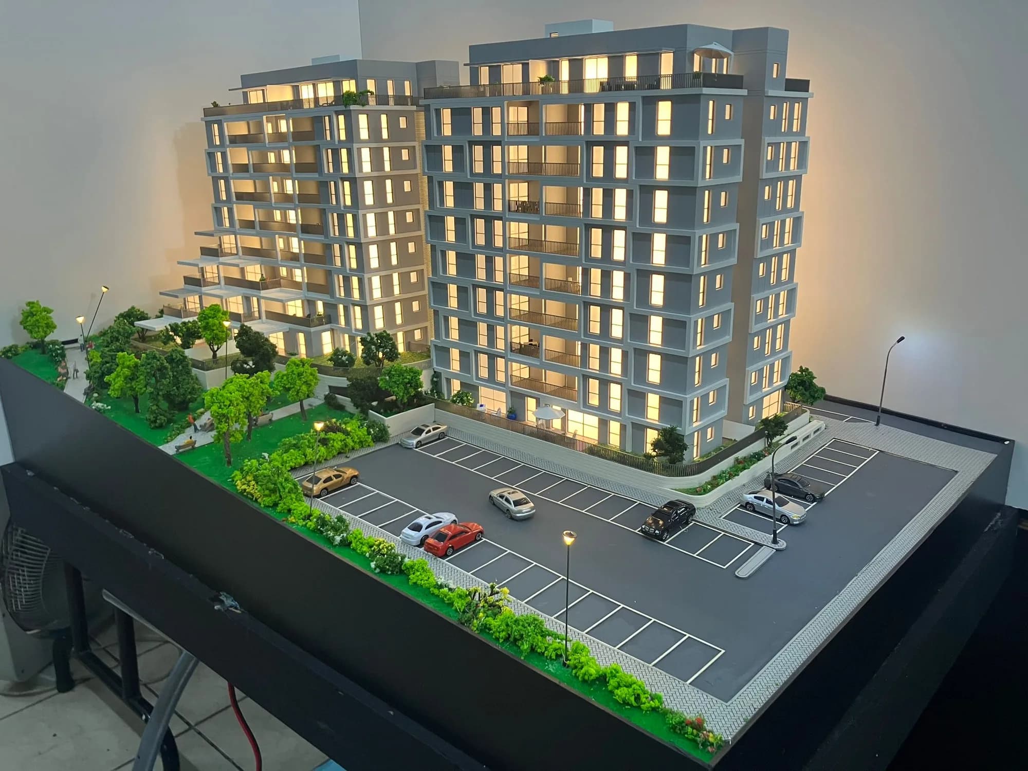 מודל אדריכלי בקנה מידה 1:100 של פרויקט בוני בניין, ההגנה רעננה — הדפסת תלת מימד וחיתוך לייזר
