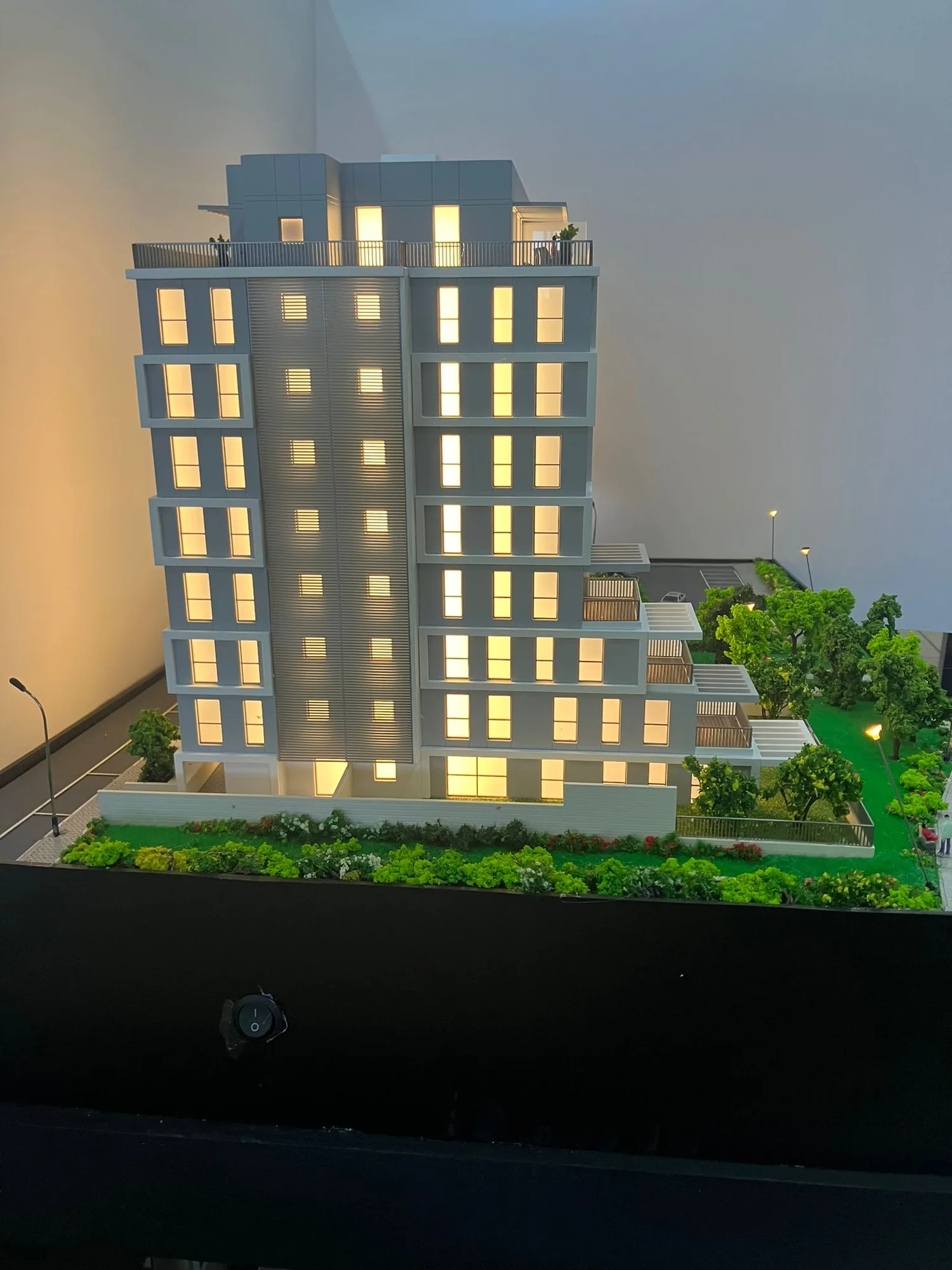 מודל אדריכלי בקנה מידה 1:100 של פרויקט בוני בניין, ההגנה רעננה — הדפסת תלת מימד וחיתוך לייזר