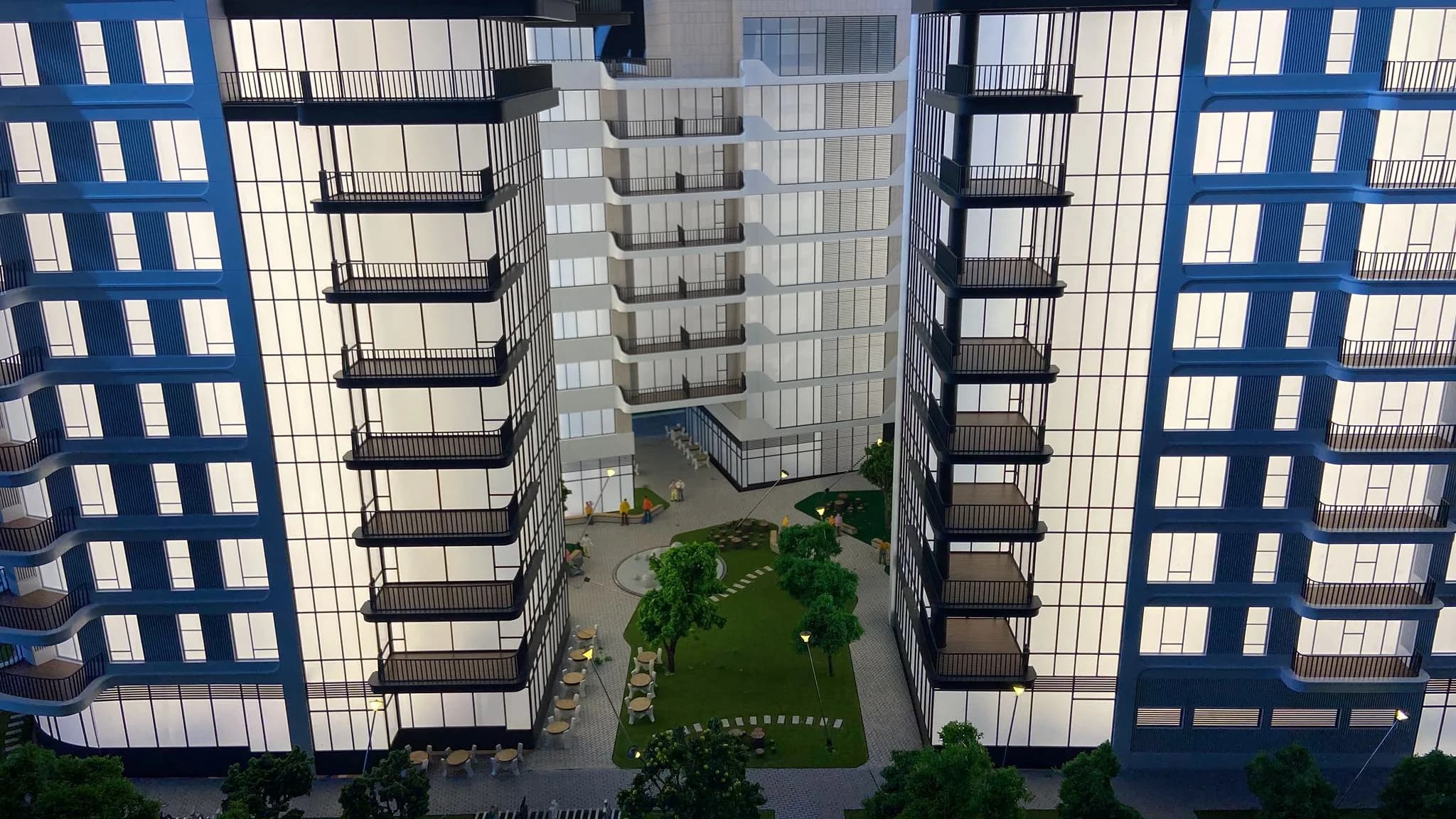 מודל אדריכלי בקנה מידה 1:75 של מגדלי לוינשטיין בשדה דב — הדפסת תלת מימד וחיתוך לייזר