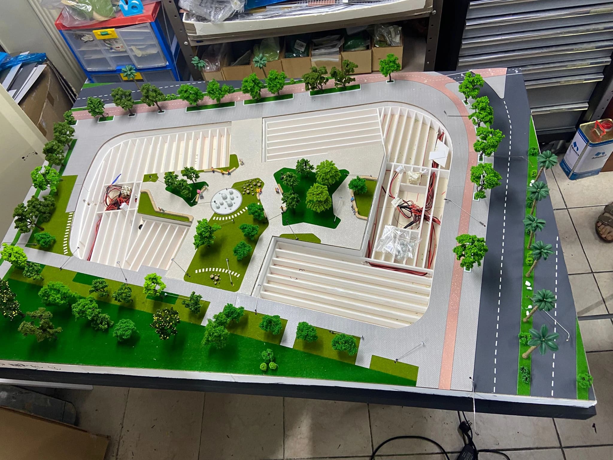 מודל אדריכלי בקנה מידה 1:75 של מגדלי לוינשטיין בשדה דב — הדפסת תלת מימד וחיתוך לייזר