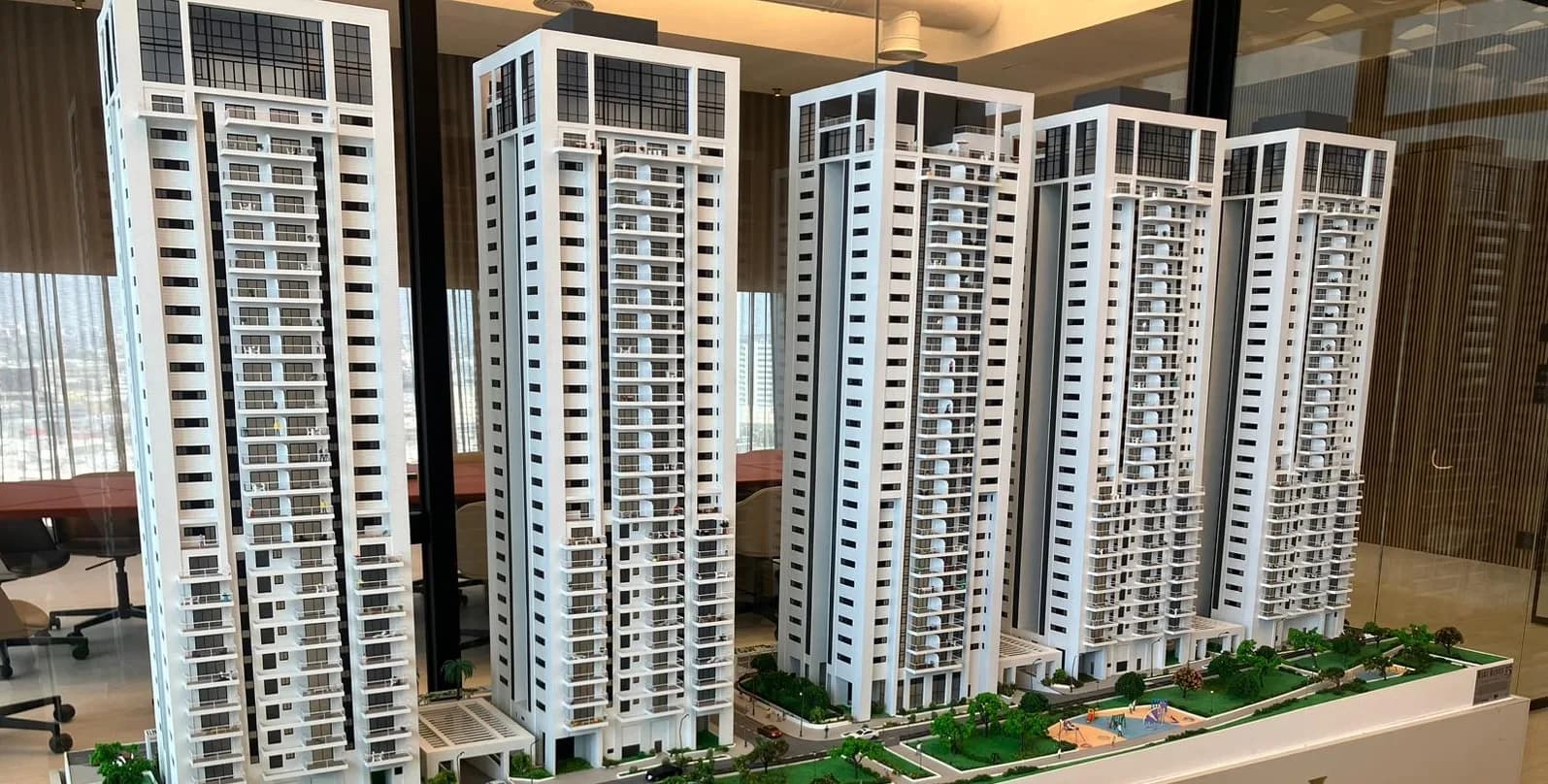 מודל אדריכלי בקנה מידה 1:75 של פרויקט מעוז דניאל, כצנלסון בת ים — הדפסת תלת מימד וחיתוך לייזר