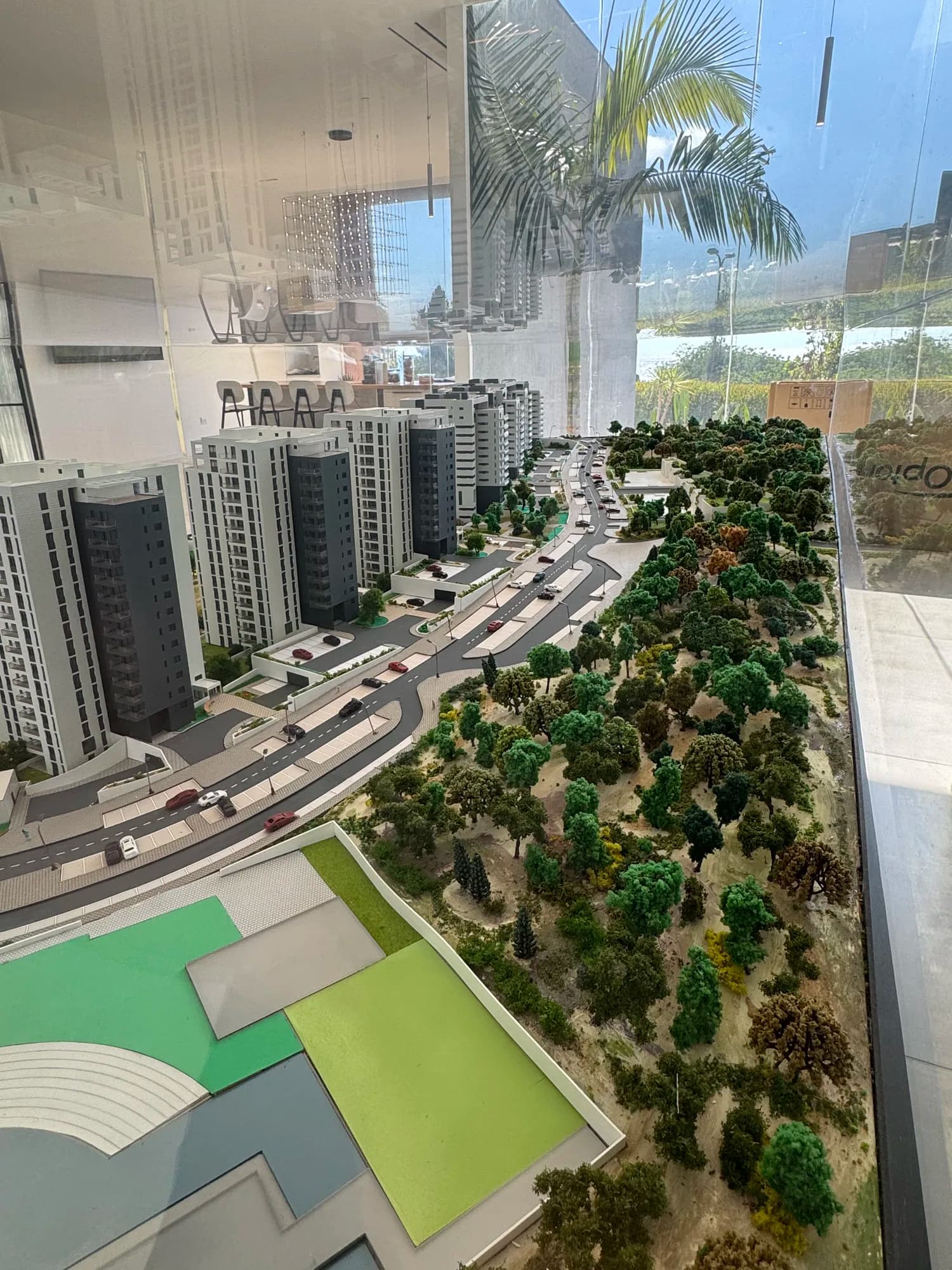מודל אדריכלי בקנה מידה 1:200 של פרויקט המגורים פרשקובסקי, רמת הנשיא — מגדלי מגורים, חורש טבעי ופיתוח נוף