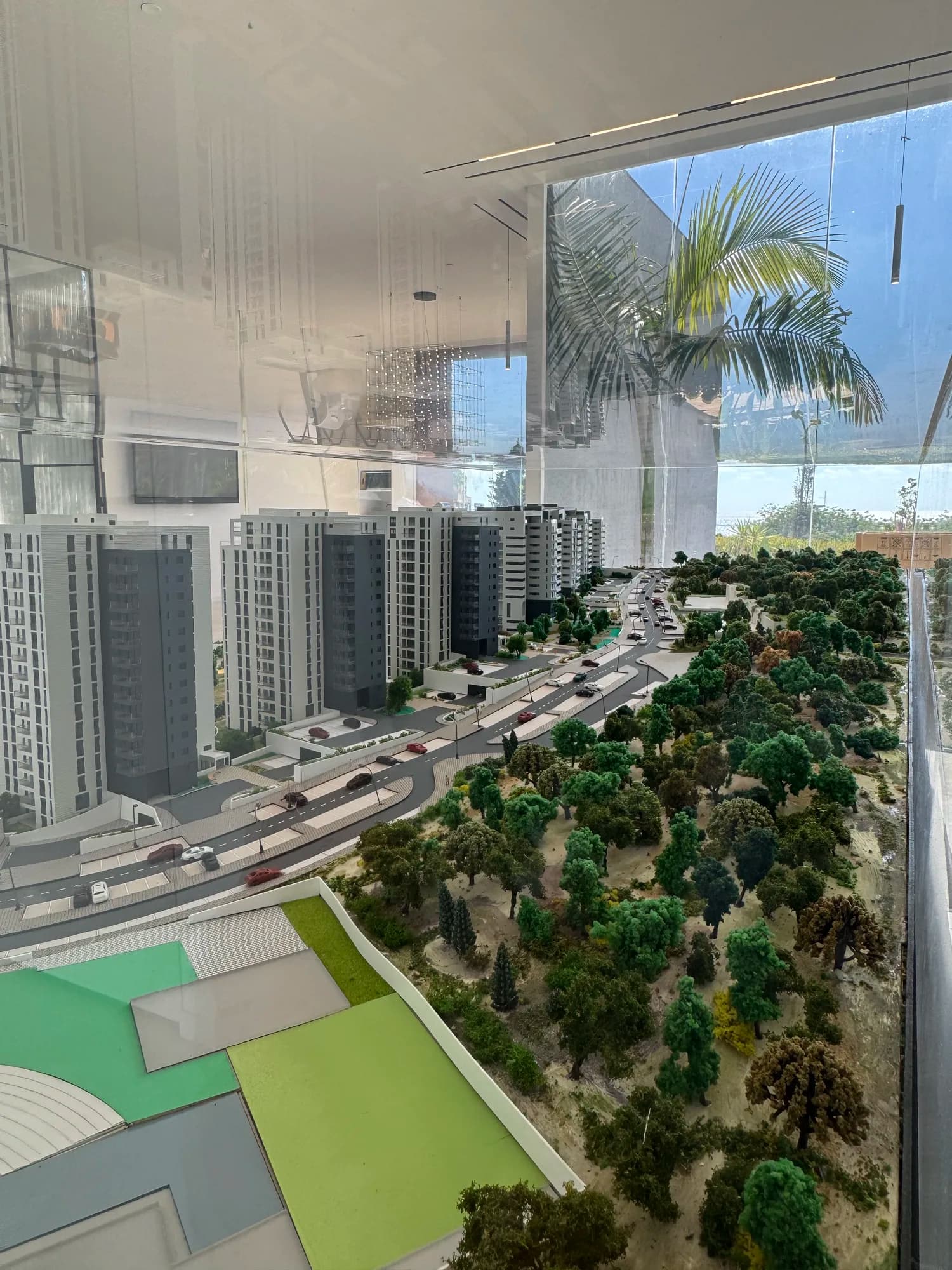 מודל אדריכלי בקנה מידה 1:200 של פרויקט המגורים פרשקובסקי, רמת הנשיא — מגדלי מגורים, חורש טבעי ופיתוח נוף