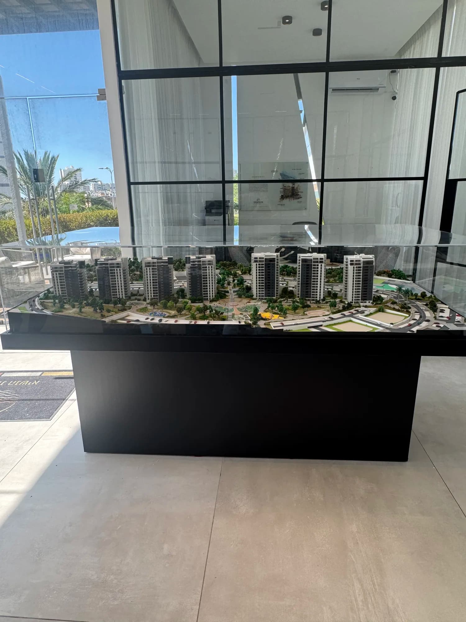 מודל אדריכלי בקנה מידה 1:200 של פרויקט המגורים פרשקובסקי, רמת הנשיא — מגדלי מגורים, חורש טבעי ופיתוח נוף