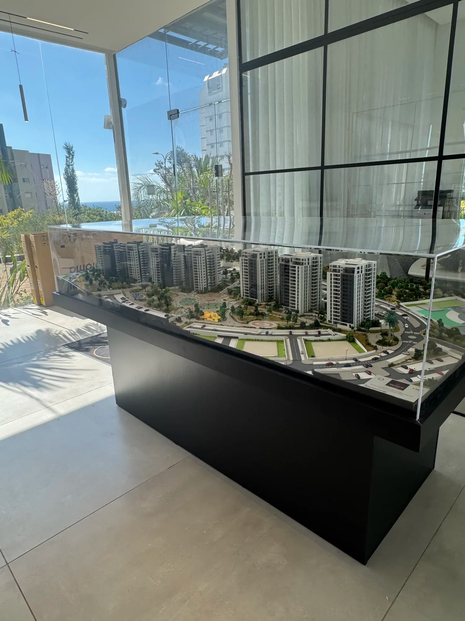 מודל אדריכלי בקנה מידה 1:200 של פרויקט המגורים פרשקובסקי, רמת הנשיא — מגדלי מגורים, חורש טבעי ופיתוח נוף