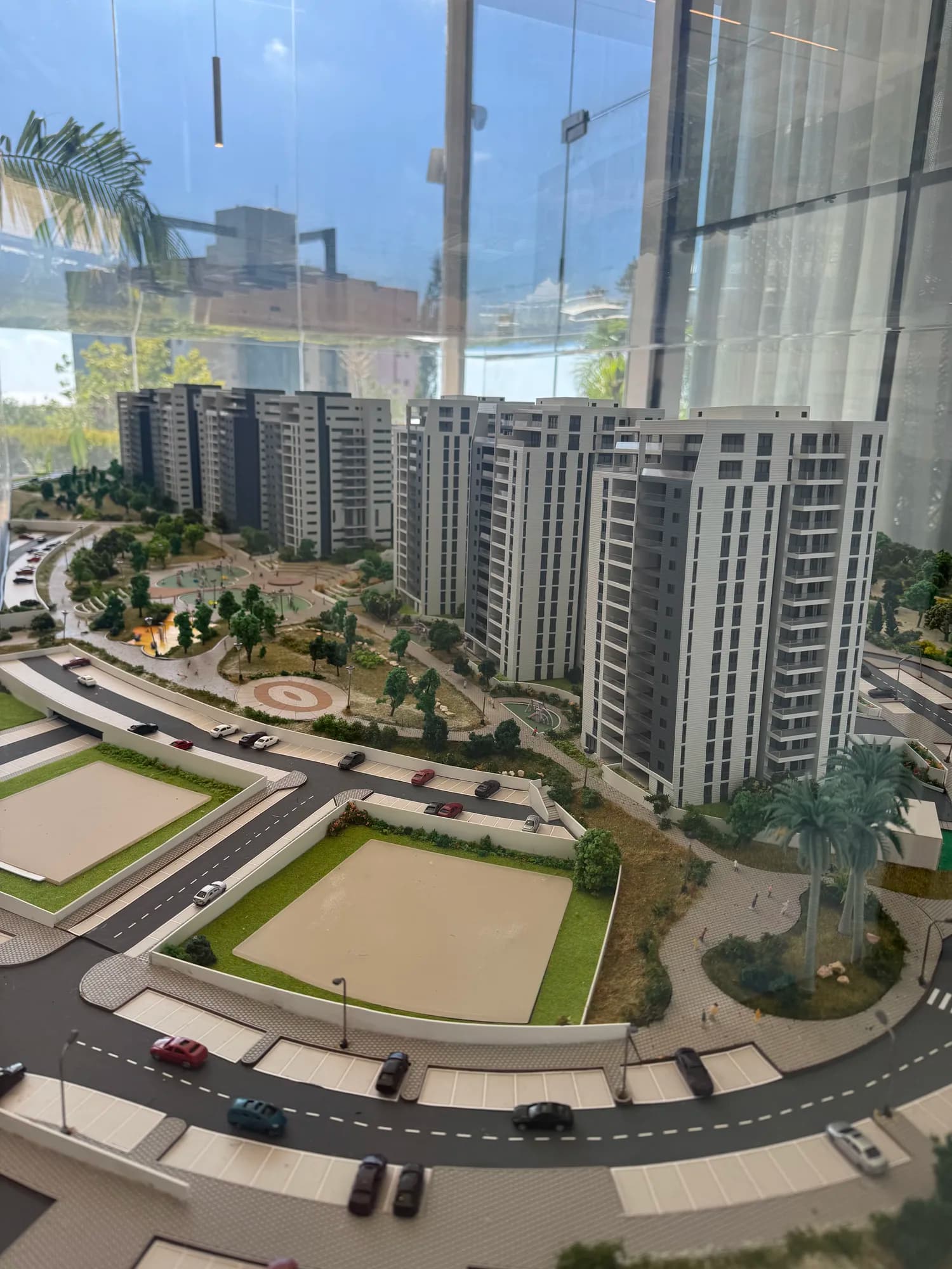 מודל אדריכלי בקנה מידה 1:200 של פרויקט המגורים פרשקובסקי, רמת הנשיא — מגדלי מגורים, חורש טבעי ופיתוח נוף