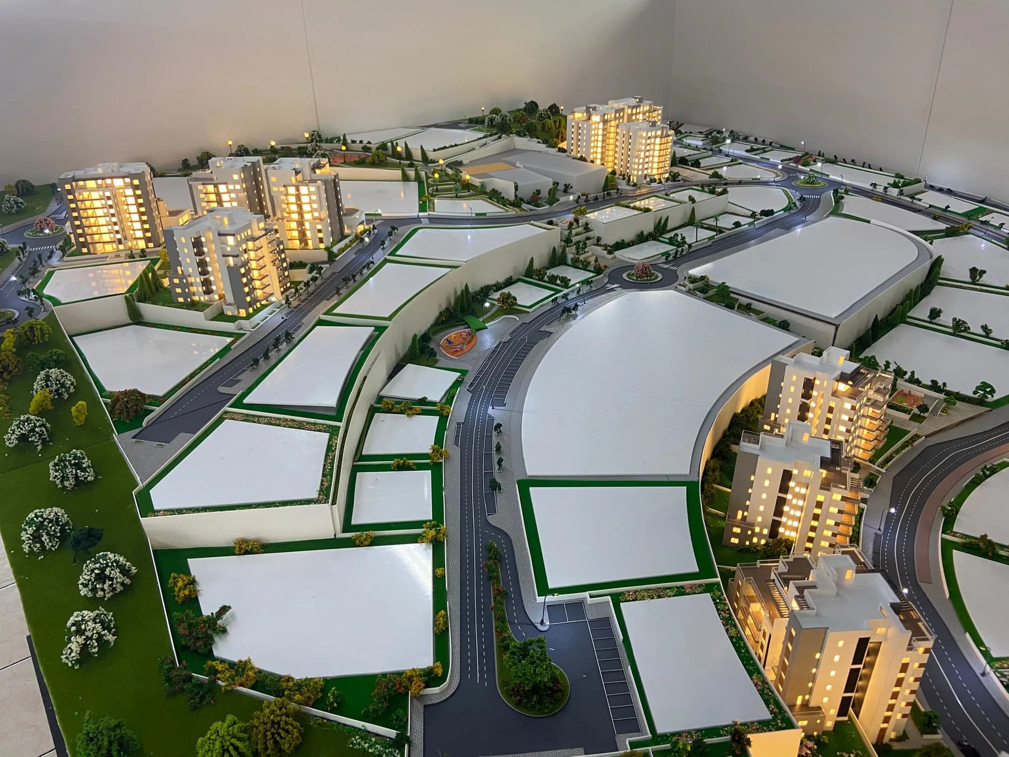מודל אדריכלי אורבני בקנה מידה 1:200 של פרויקט רם אדרת, גבעת המטוס — מגדלי מגורים מוארים, מערך כבישים ופיתוח נוף