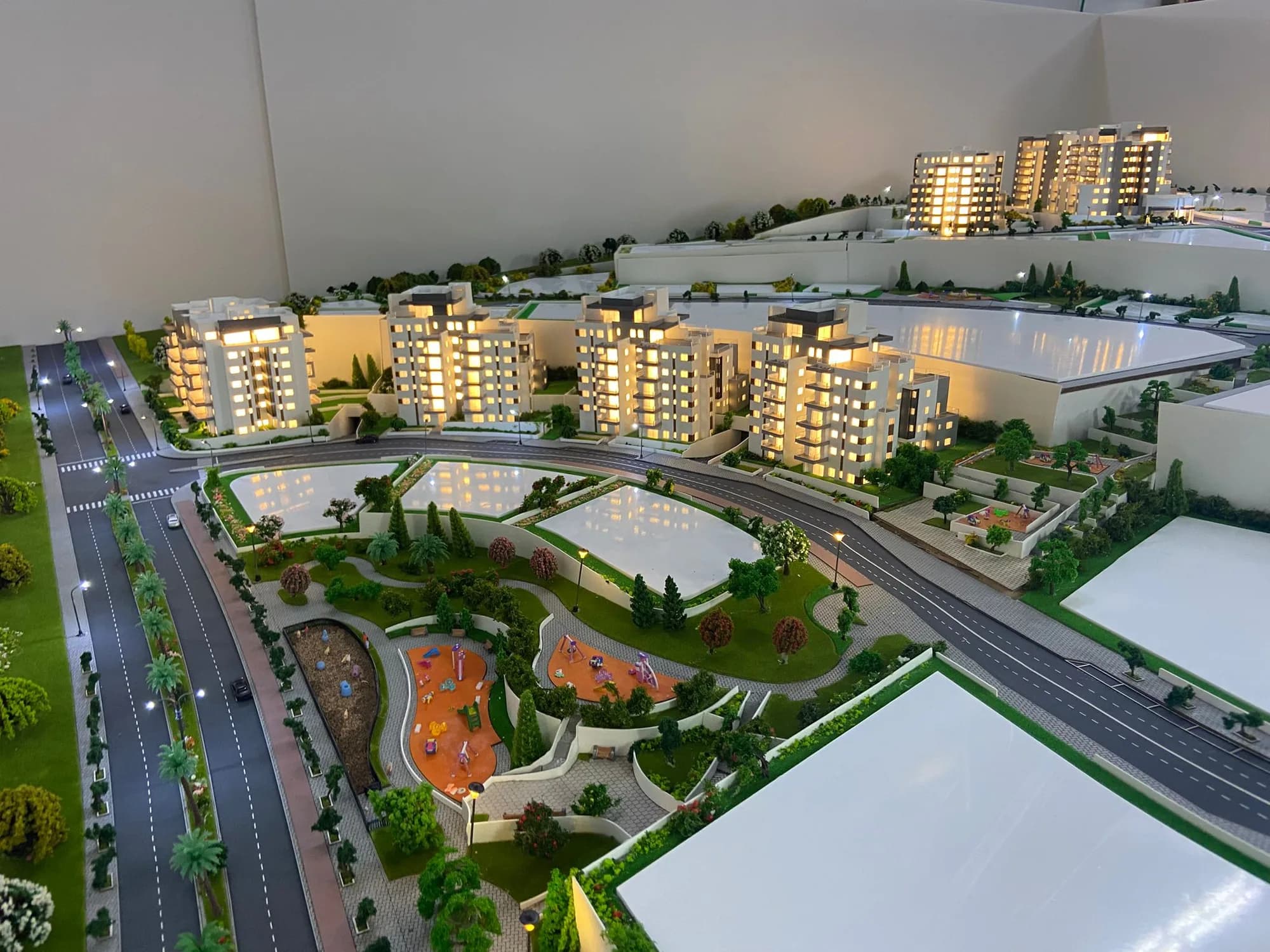 מודל אדריכלי אורבני בקנה מידה 1:200 של פרויקט רם אדרת, גבעת המטוס — מגדלי מגורים מוארים, מערך כבישים ופיתוח נוף