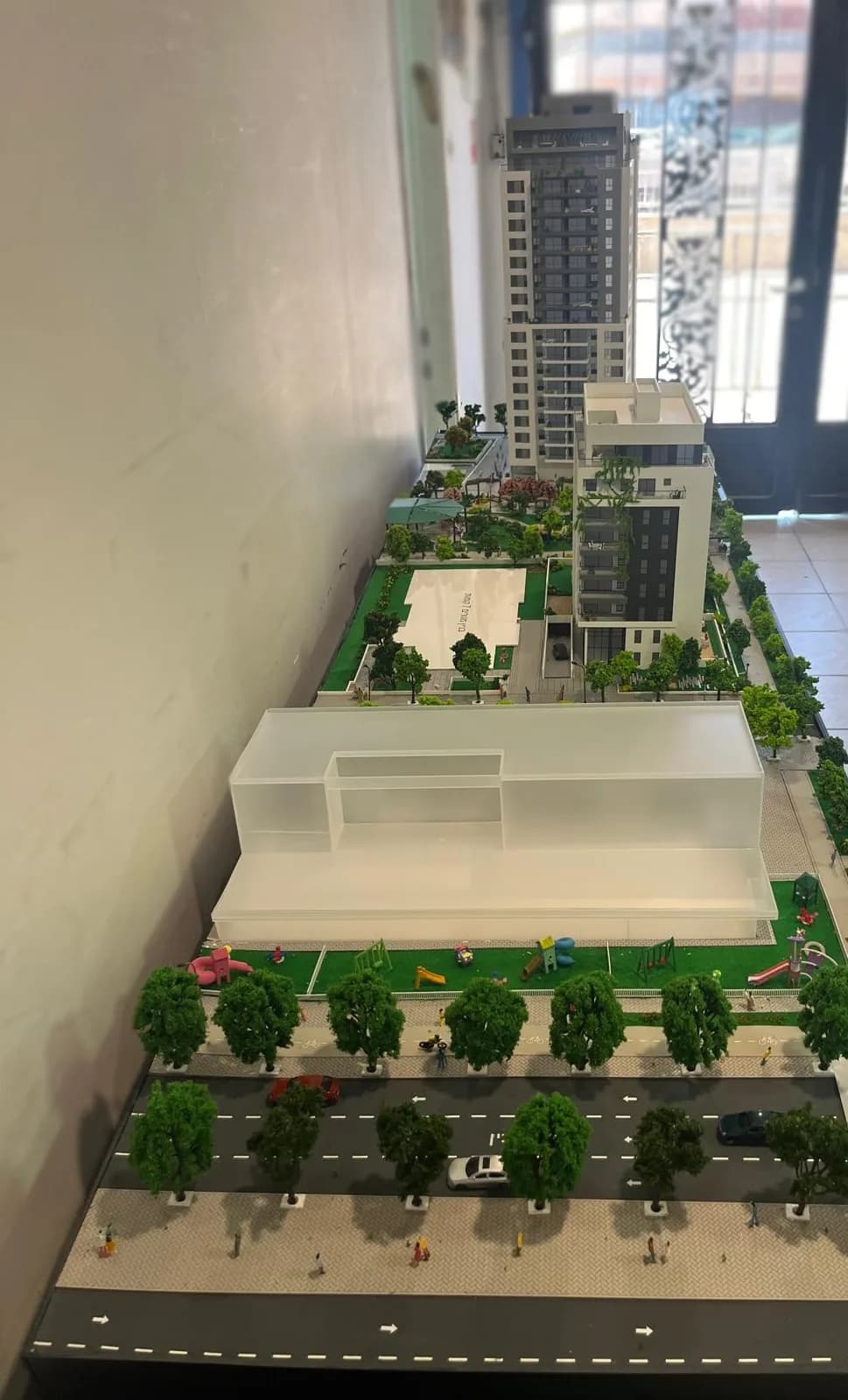 מודל אדריכלי בקנה מידה 1:100 של פרויקט המגורים רותם שני, פתח תקווה — הדפסת תלת מימד וחיתוך לייזר