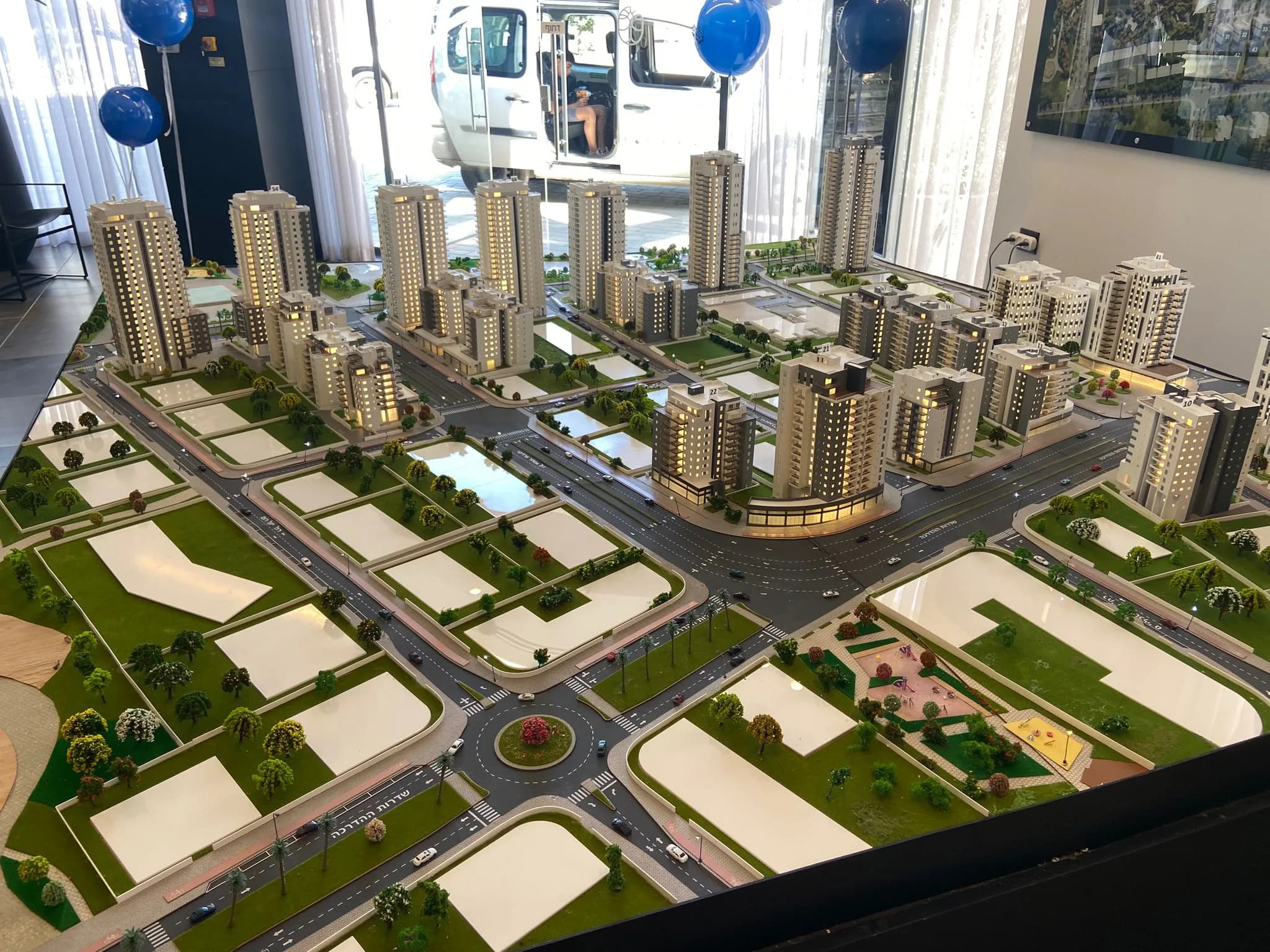 מודל אדריכלי עירוני בקנה מידה 1:200 של פרויקט המגורים שבירו בראשון לציון — הדפסת תלת מימד וחיתוך לייזר