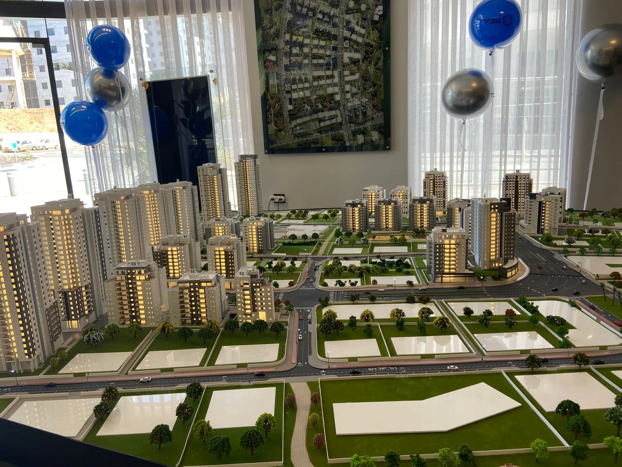 מודל אדריכלי עירוני בקנה מידה 1:200 של פרויקט המגורים שבירו בראשון לציון — הדפסת תלת מימד וחיתוך לייזר
