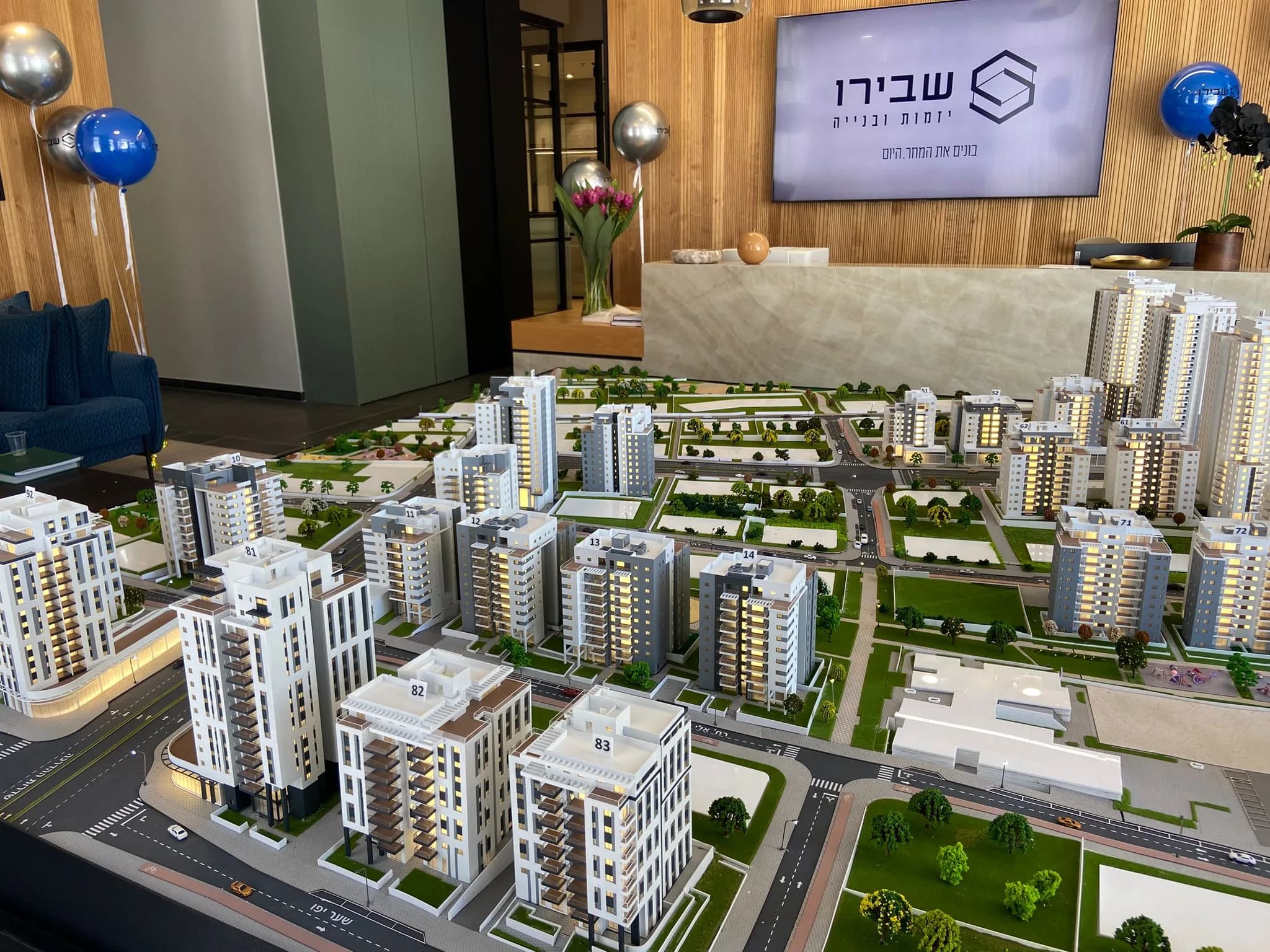 מודל אדריכלי עירוני בקנה מידה 1:200 של פרויקט המגורים שבירו בראשון לציון — הדפסת תלת מימד וחיתוך לייזר