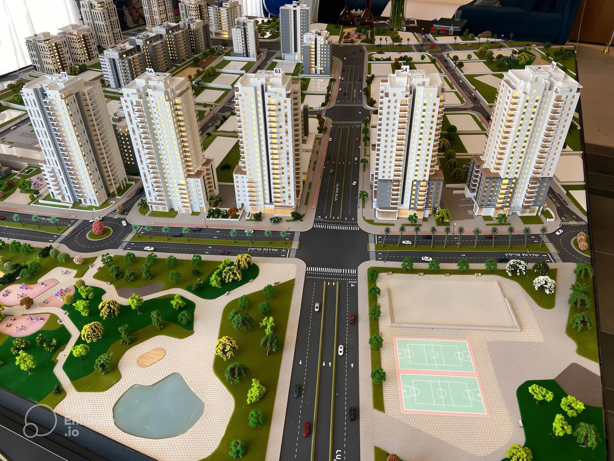 מודל אדריכלי עירוני בקנה מידה 1:200 של פרויקט המגורים שבירו בראשון לציון — הדפסת תלת מימד וחיתוך לייזר