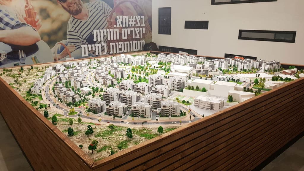 פרטי מודל אדריכלי בגימור לבן, המדגימים שילוב של חלקי הדפסת תלת־ממד, חיתוך מדויק ועבודת גימור ידנית