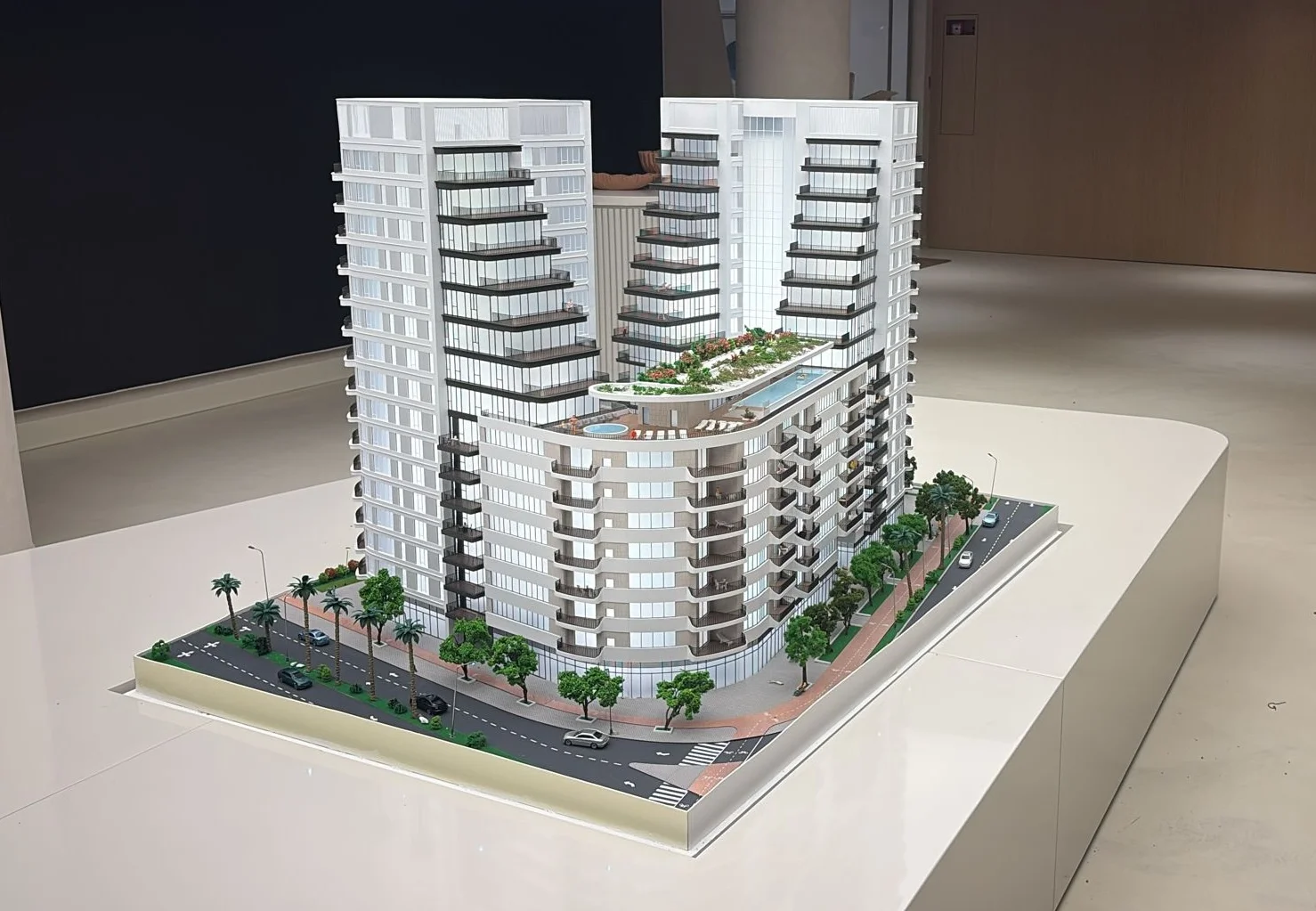 מודל אדריכלי בקנה מידה 1:75 של מגדלי לוינשטיין בשדה דב — הדפסת תלת מימד וחיתוך לייזר