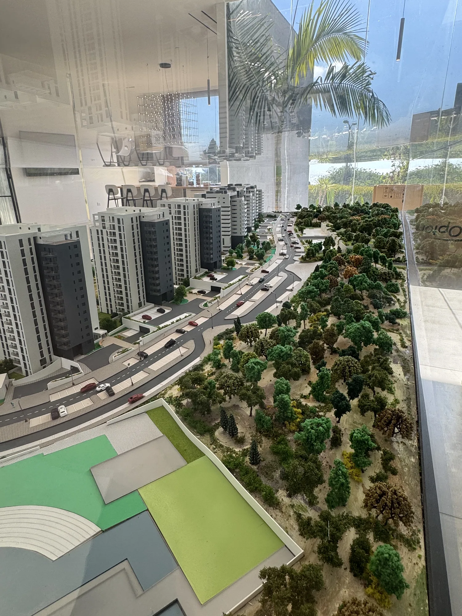 מודל אדריכלי בקנה מידה 1:200 של פרויקט המגורים פרשקובסקי, רמת הנשיא — מגדלי מגורים, חורש טבעי ופיתוח נוף