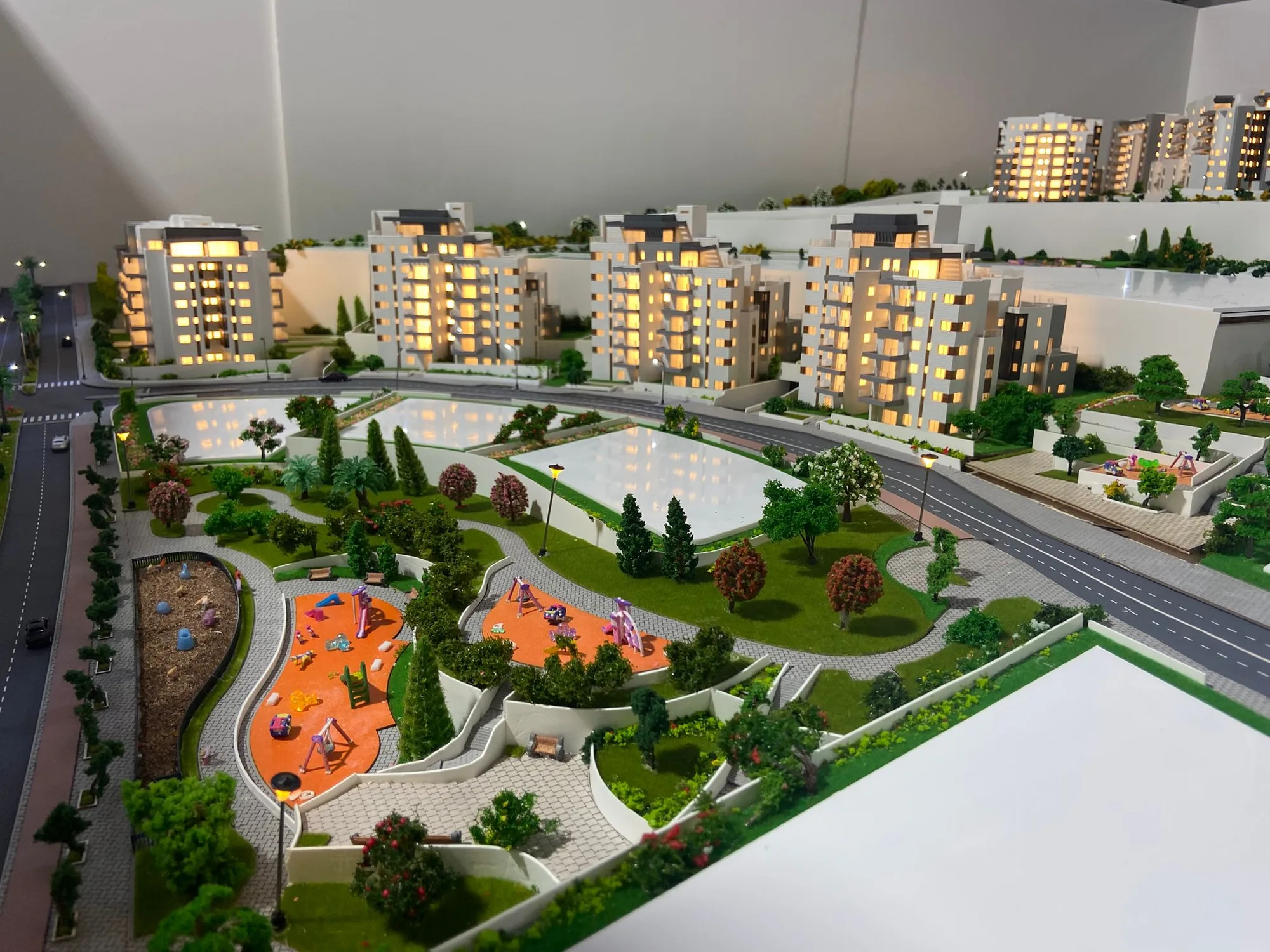 מודל אדריכלי אורבני בקנה מידה 1:200 של פרויקט רם אדרת, גבעת המטוס — מגדלי מגורים מוארים, מערך כבישים ופיתוח נוף