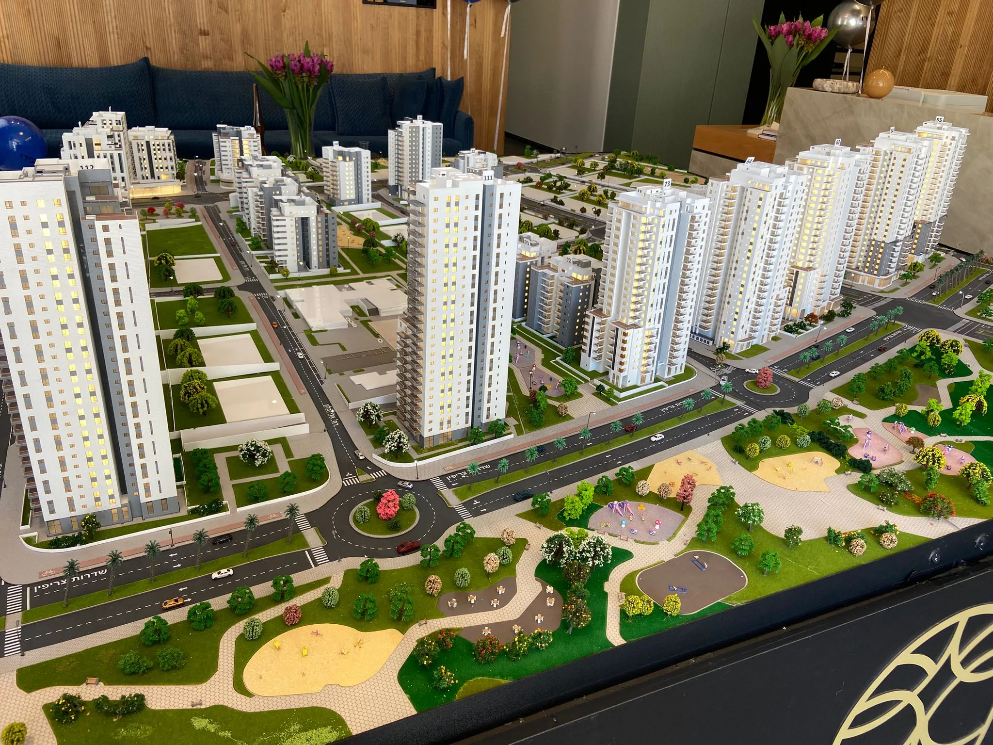 מודל אדריכלי עירוני בקנה מידה 1:200 של פרויקט המגורים שבירו בראשון לציון — הדפסת תלת מימד וחיתוך לייזר