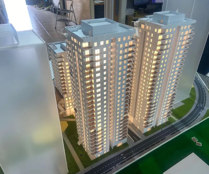 צוות ייצור בוחן תוכניות אדריכליות וקבצי CAD לפני תחילת הכנת מודל פיזי בקנה מידה